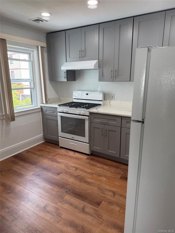 212 Orchard St - Photo 2 of 10