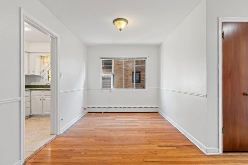 1539 Monroe Ave - Photo 5 of 10