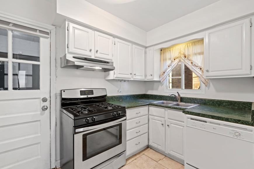 1539 Monroe Ave - Photo 6 of 10