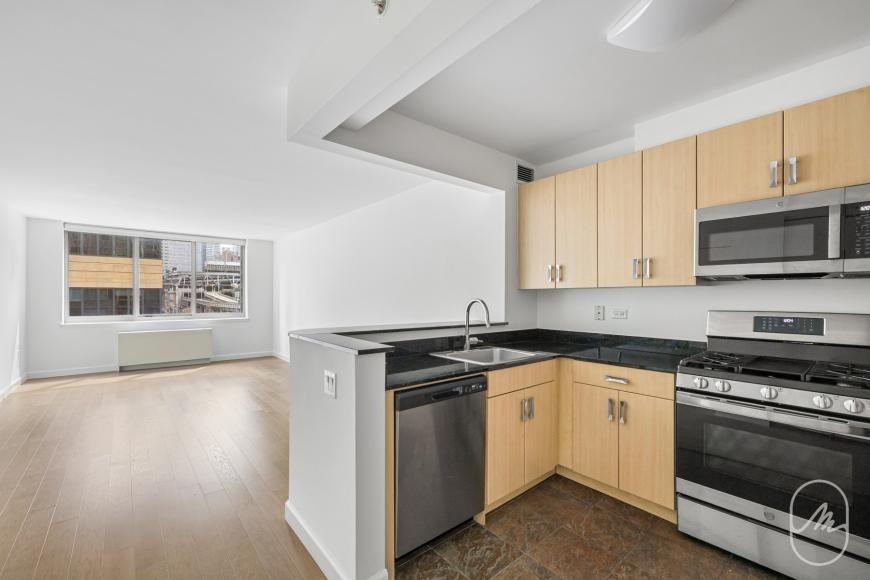 561 10th Ave - Photo 2 of 10