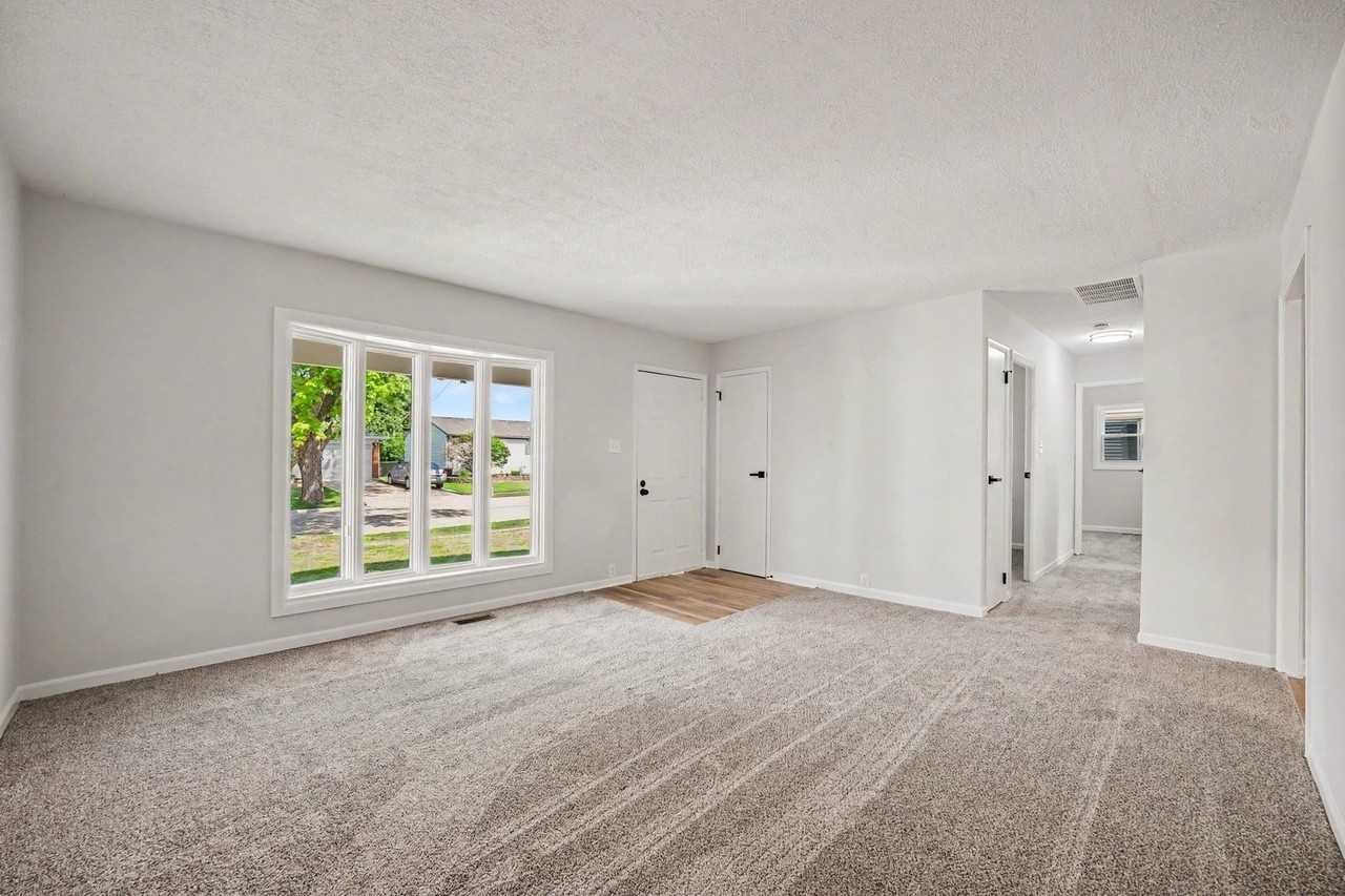 338 Hickory Ave - Photo 4 of 14