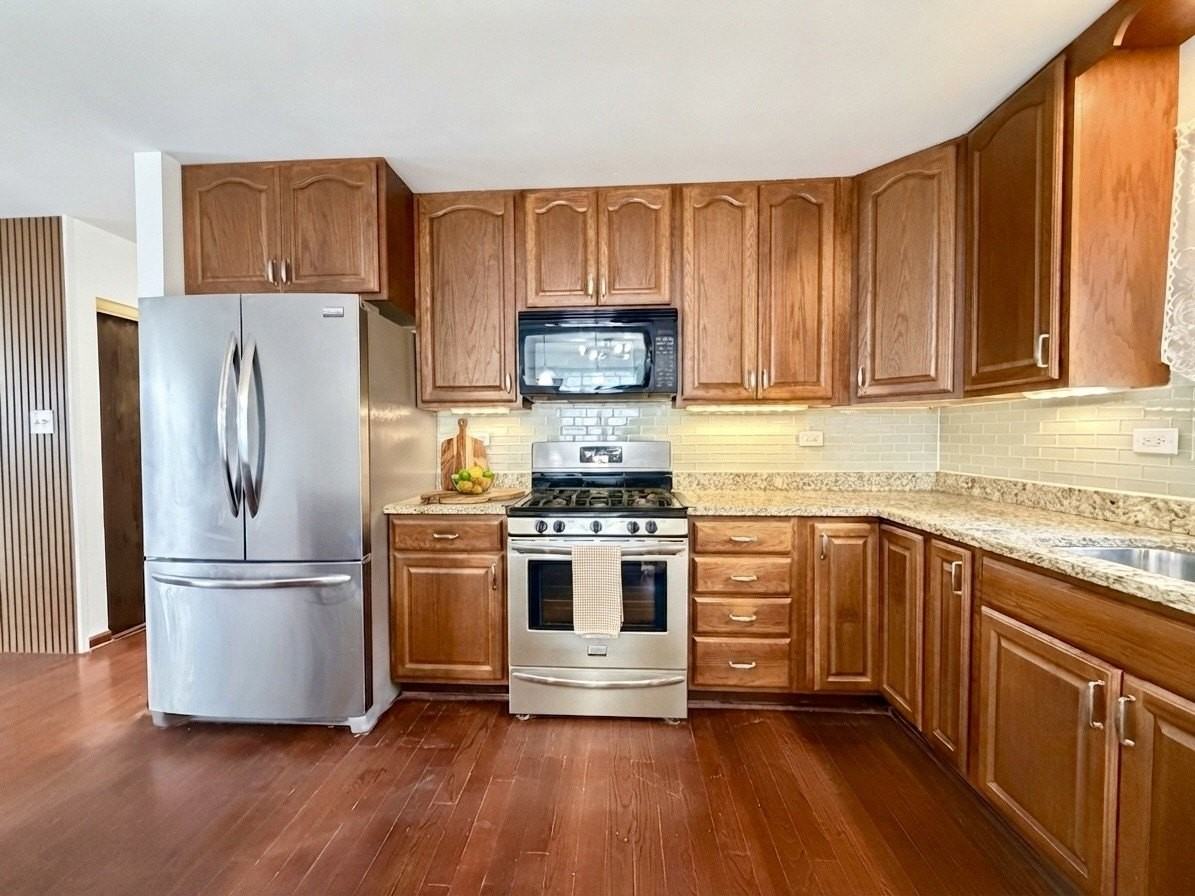 8049 W Norwood Dr - Photo 4 of 10