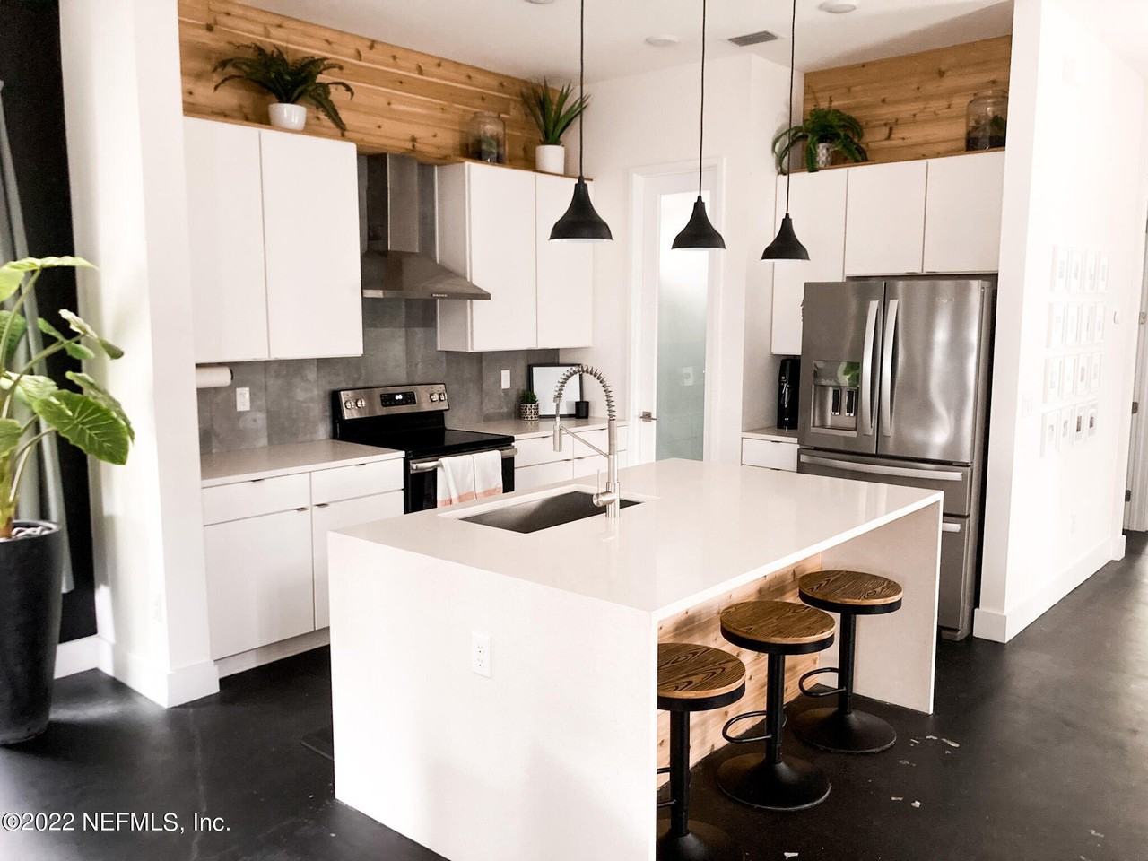 1139 N Market St - Photo 5 of 23