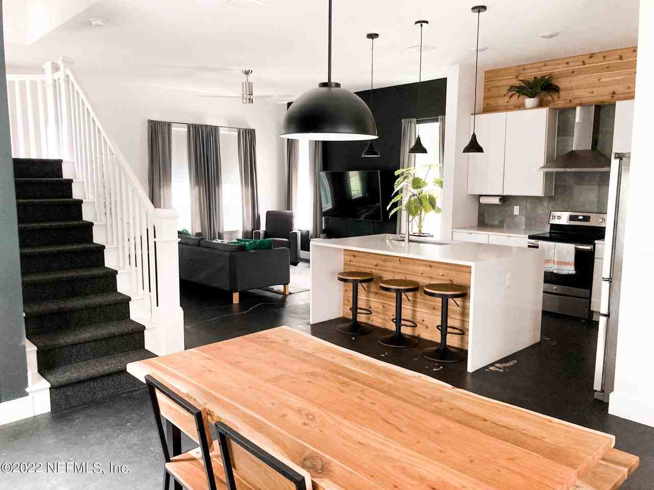 1139 N Market St - Photo 7 of 23