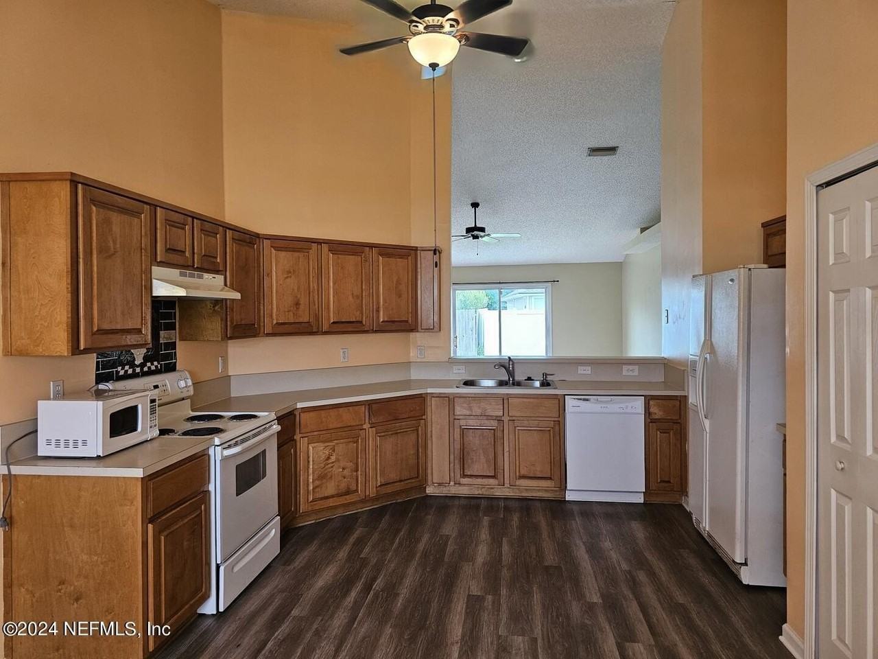 1276 Winding Brook Ct - Photo 2 of 16