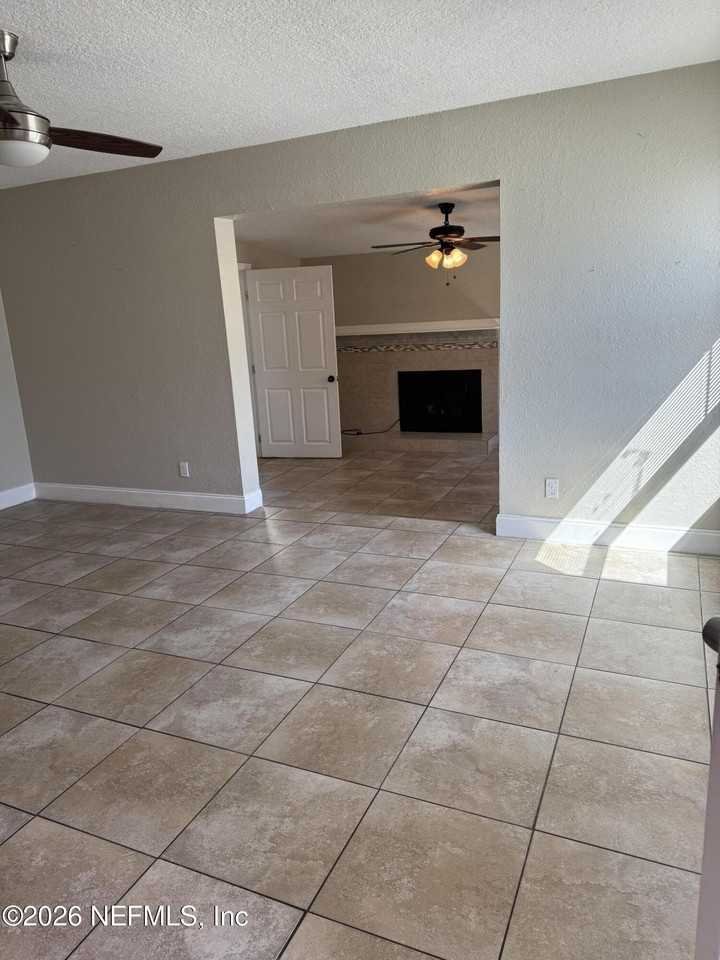 3923 Harbor View Dr - Photo 2 of 8