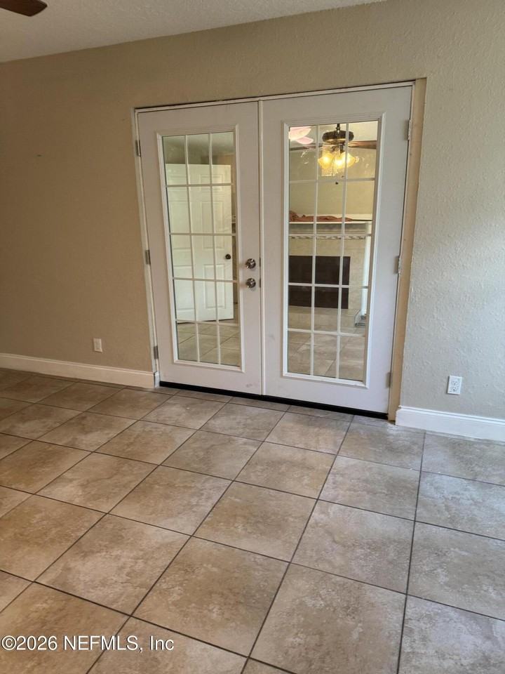 3923 Harbor View Dr - Photo 4 of 8