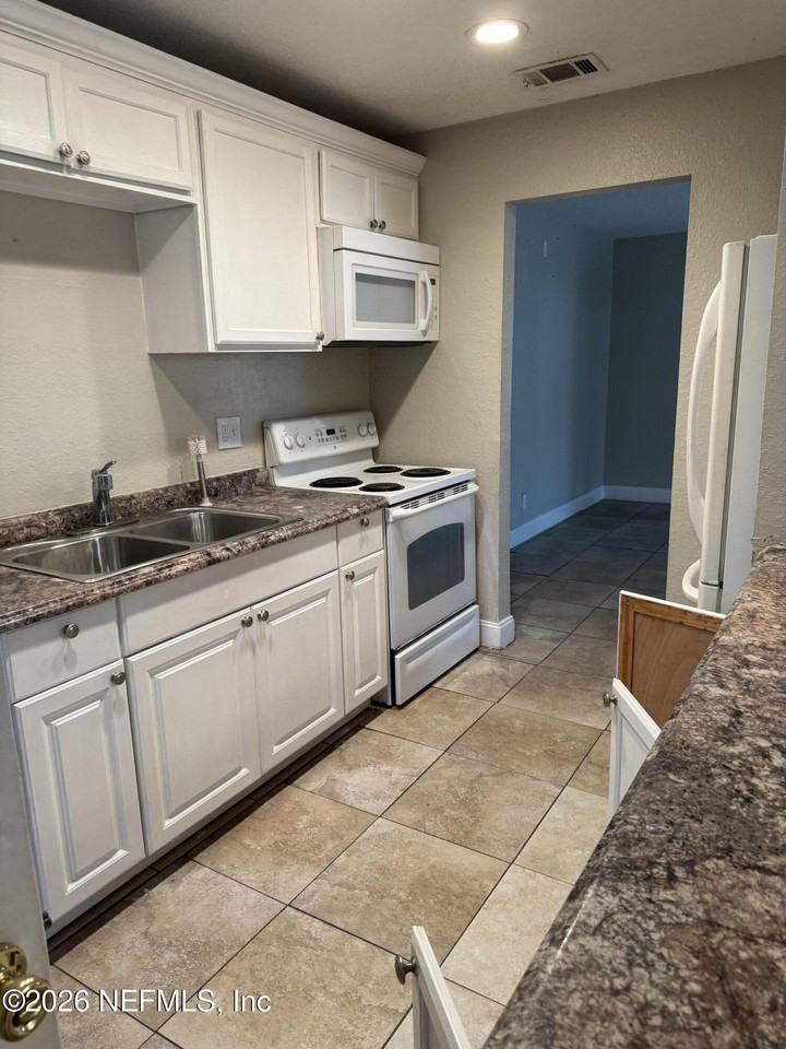 3923 Harbor View Dr - Photo 5 of 8