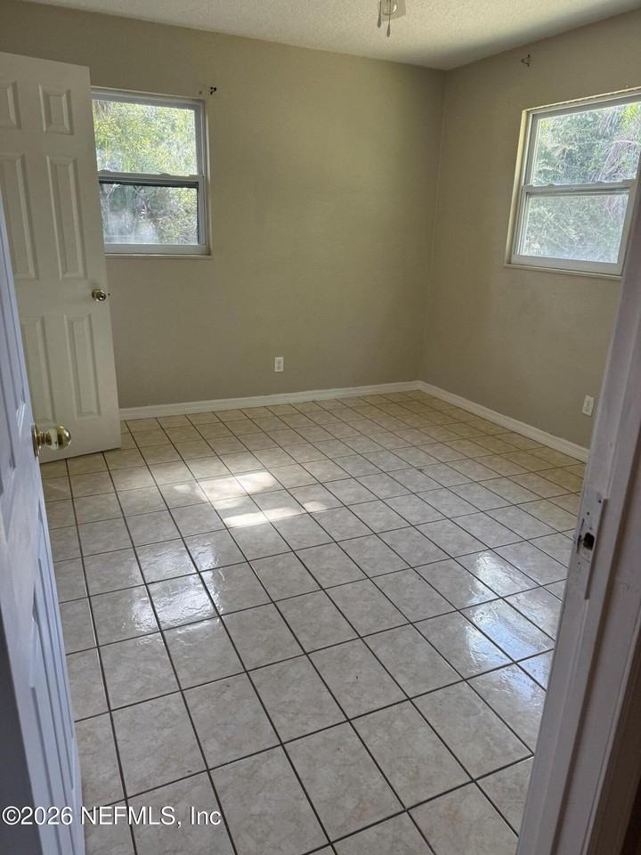 3923 Harbor View Dr - Photo 6 of 8