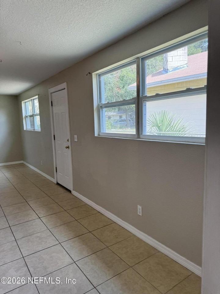 3923 Harbor View Dr - Photo 7 of 8