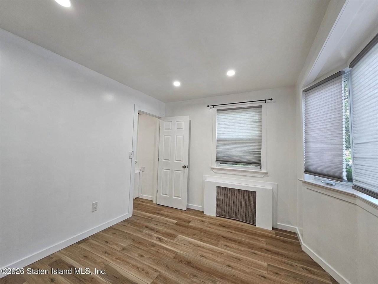 270 Saint John Ave - Photo 4 of 9
