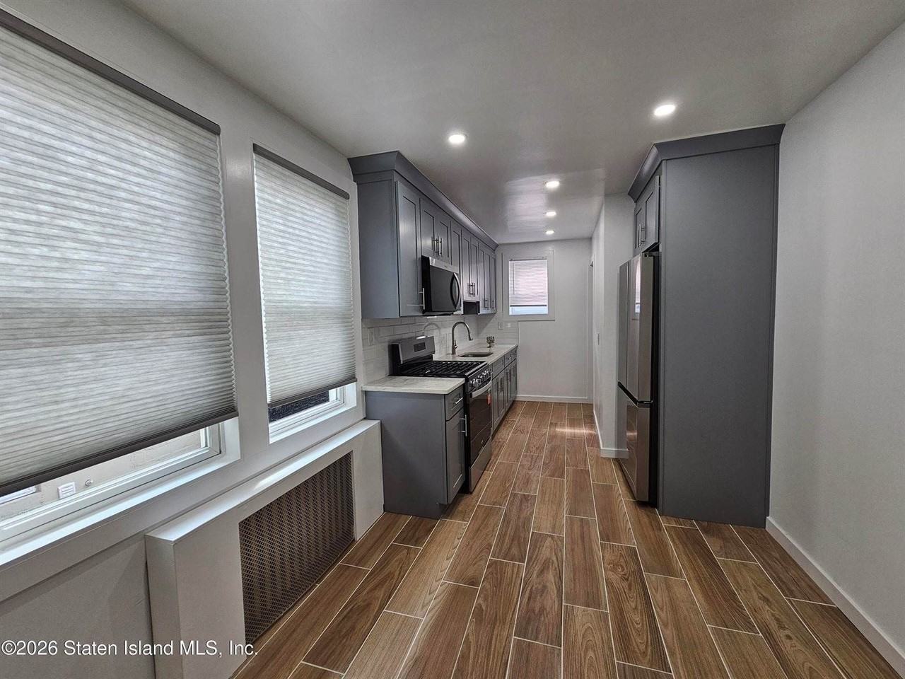 270 Saint John Ave - Photo 6 of 9