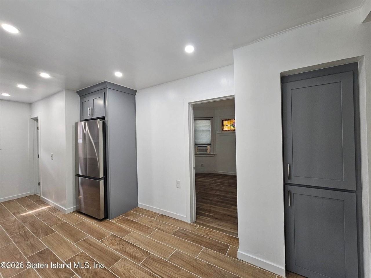 270 Saint John Ave - Photo 7 of 9