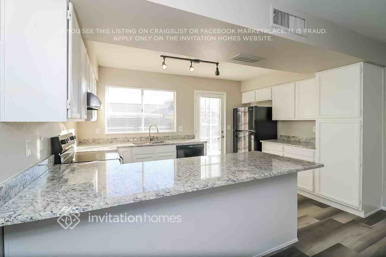 8509 W Golden Ln - Photo 7 of 16