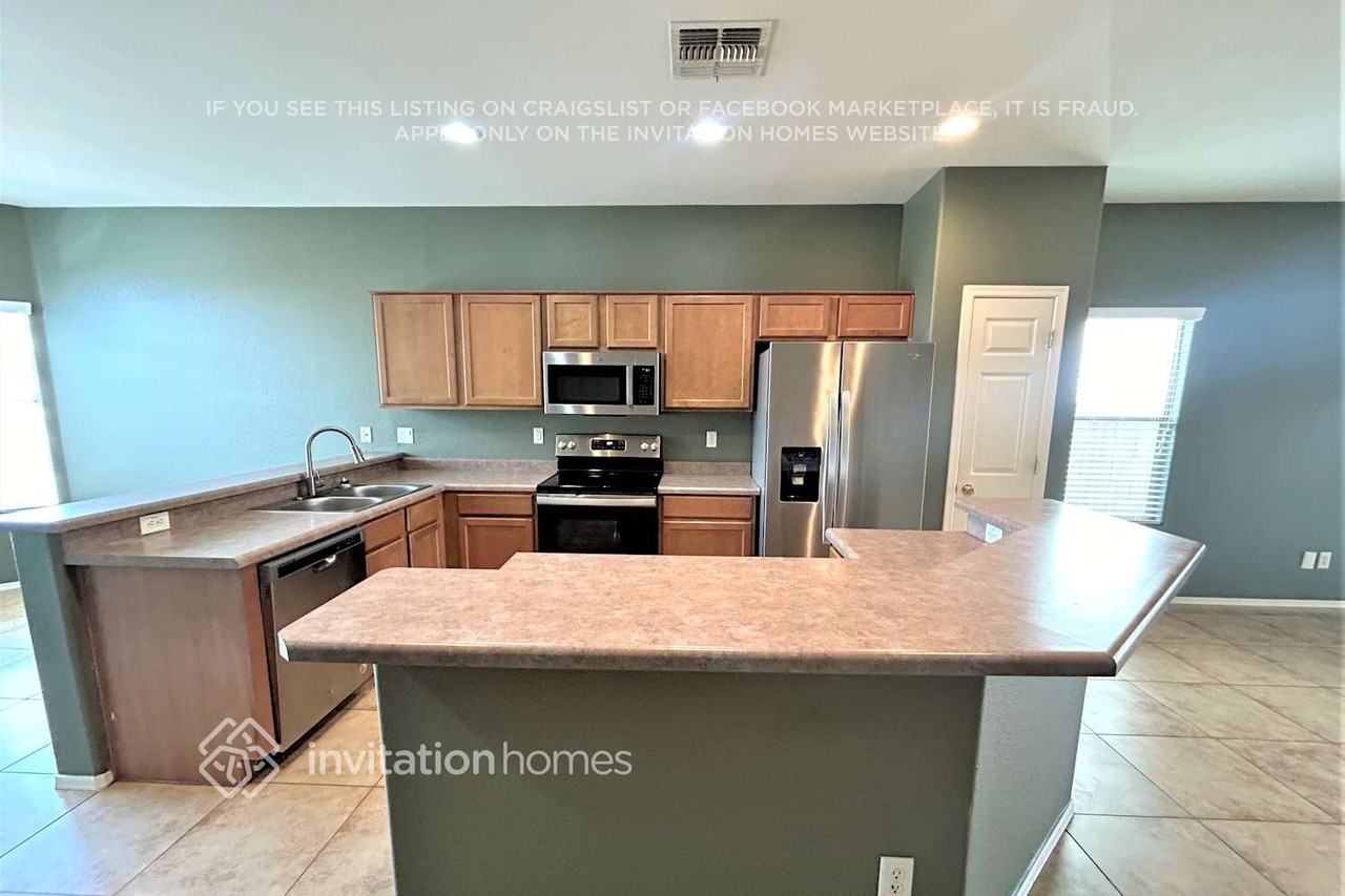 14611 W Acapulco Ln - Photo 4 of 17
