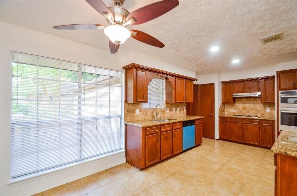 4802 Lost Oak Dr - Photo 2 of 32