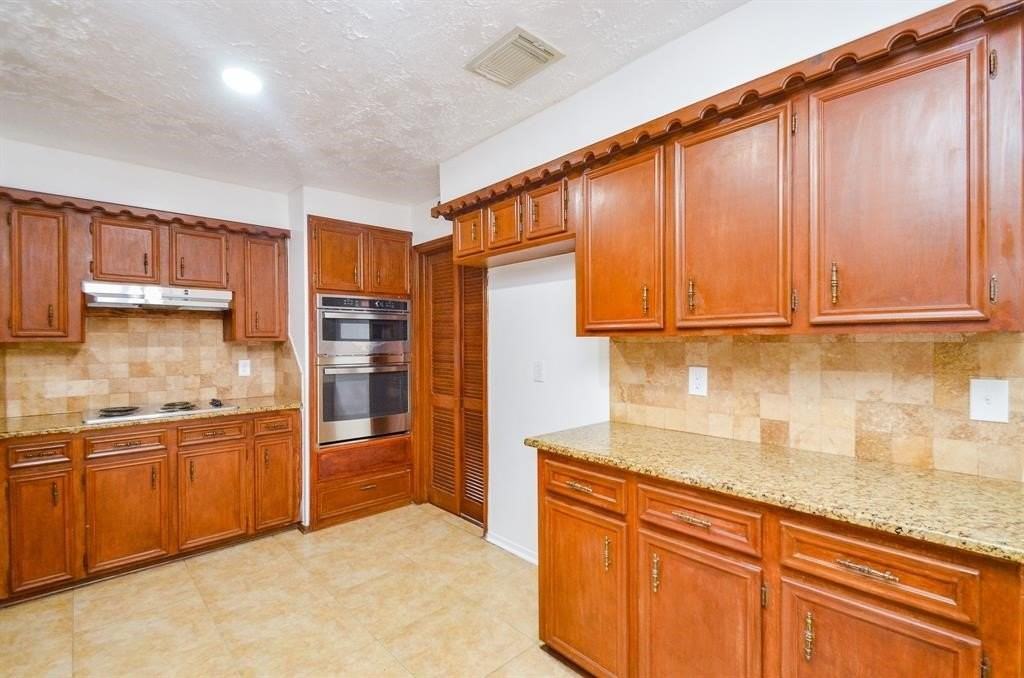 4802 Lost Oak Dr - Photo 3 of 32