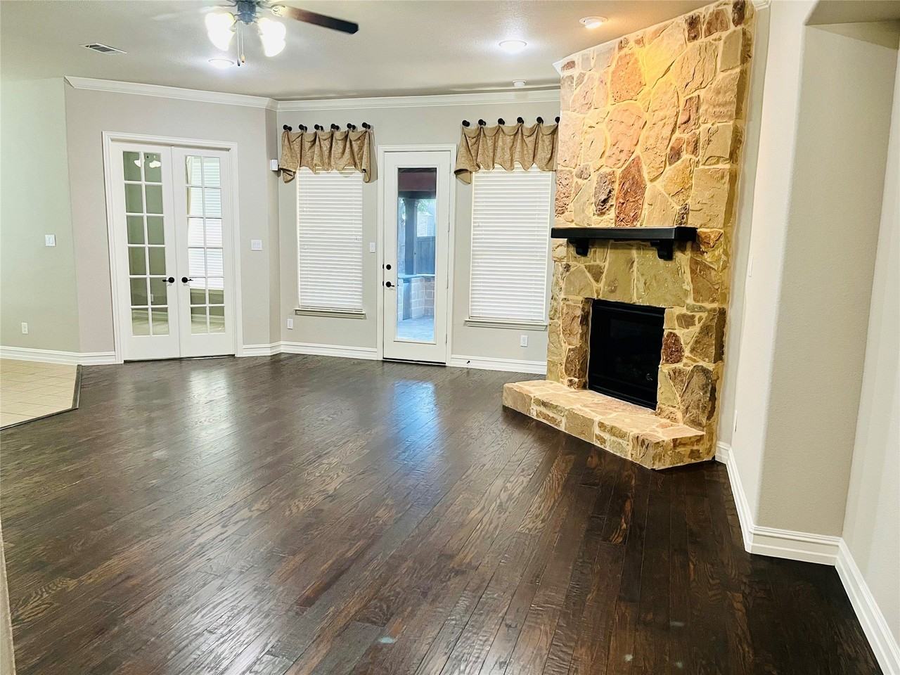 5601 Sunstar Ln - Photo 5 of 16