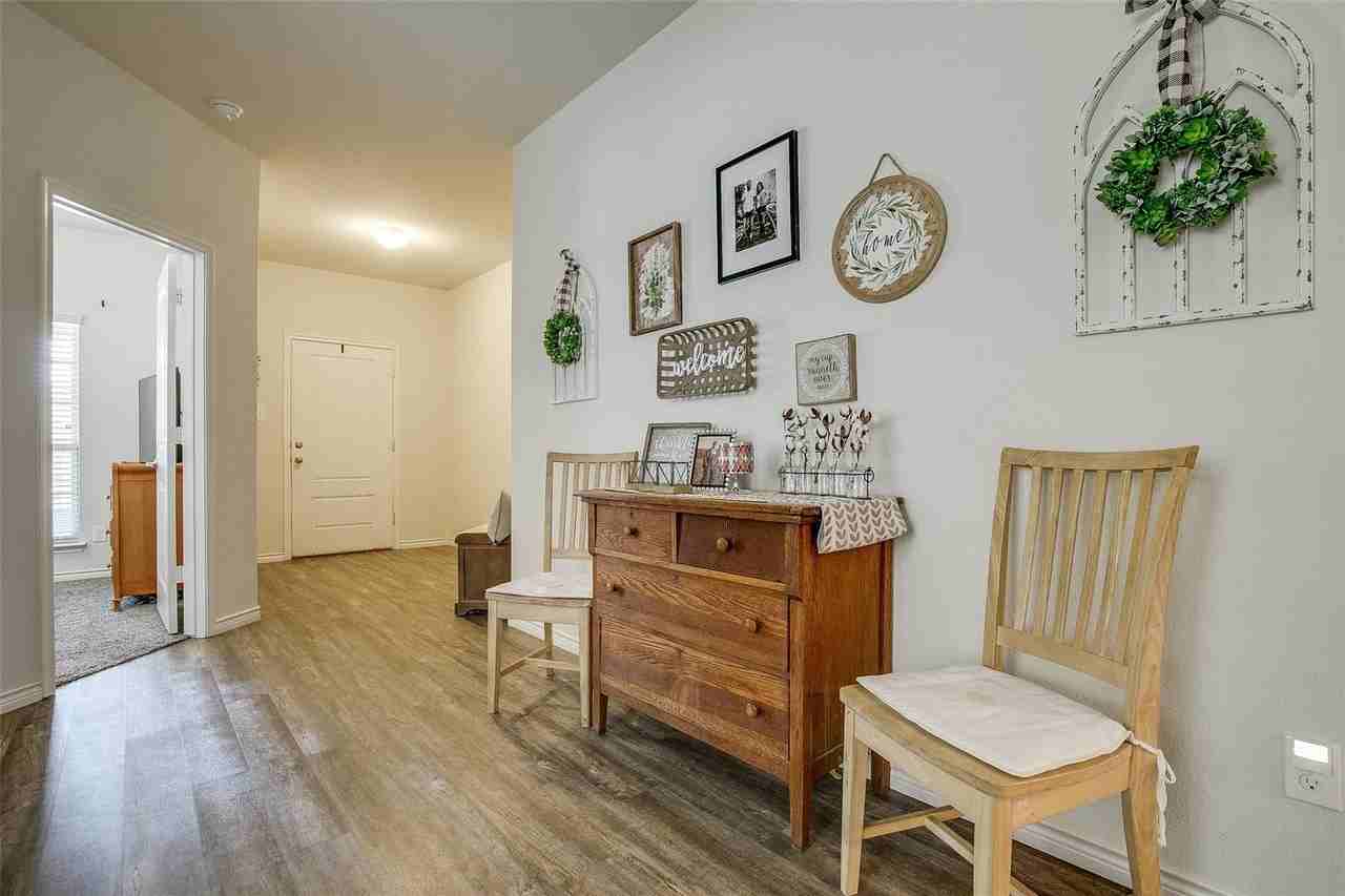 593 Jamestown Ln - Photo 3 of 23