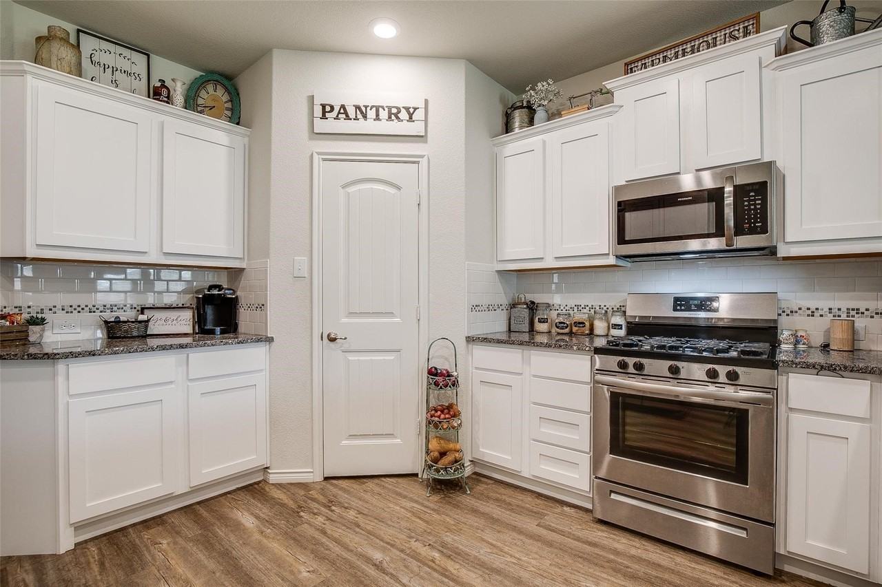 593 Jamestown Ln - Photo 6 of 23