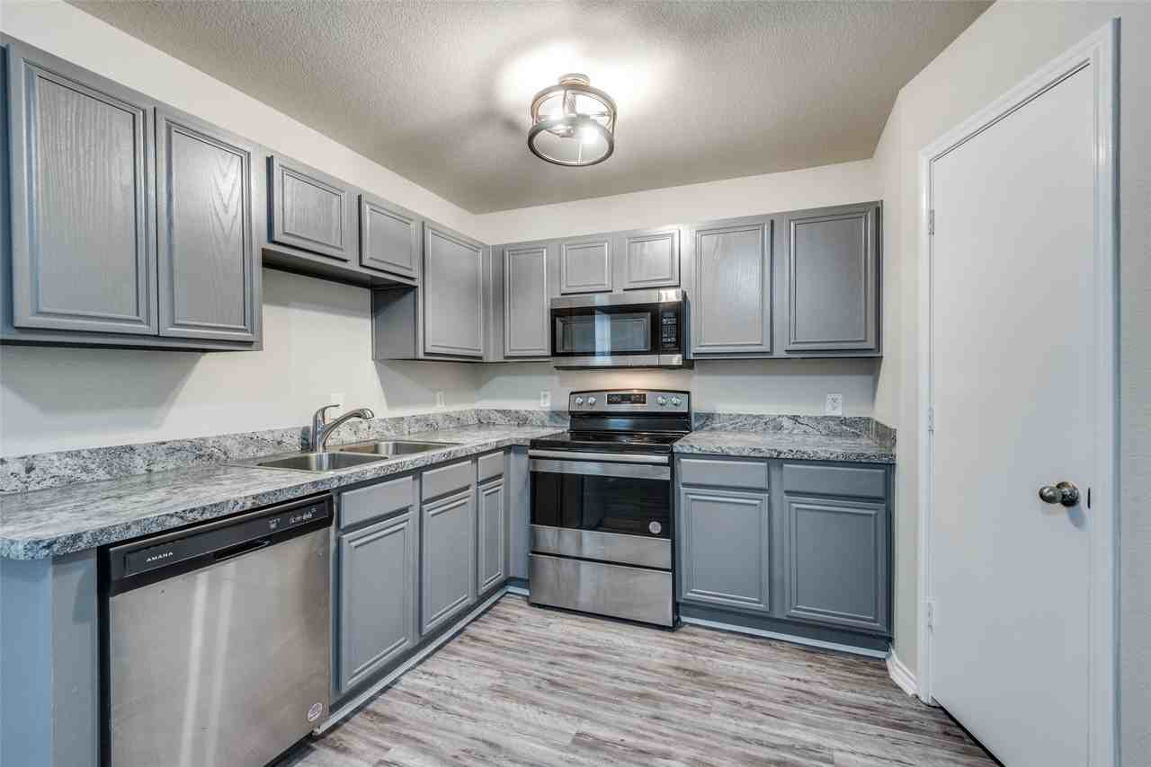 321 Queens Ct S #B - Photo 2 of 12
