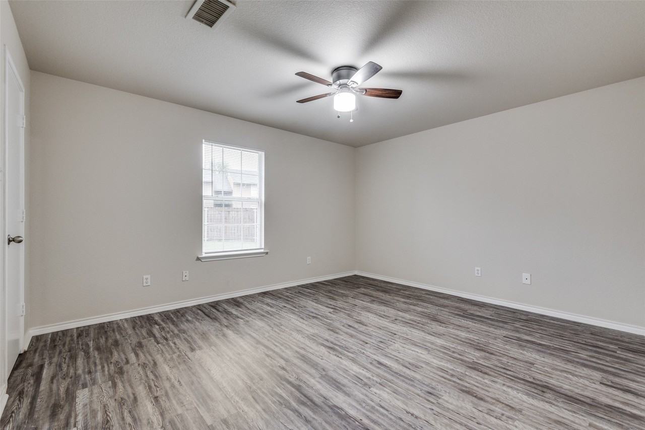 321 Queens Ct S #B - Photo 3 of 12