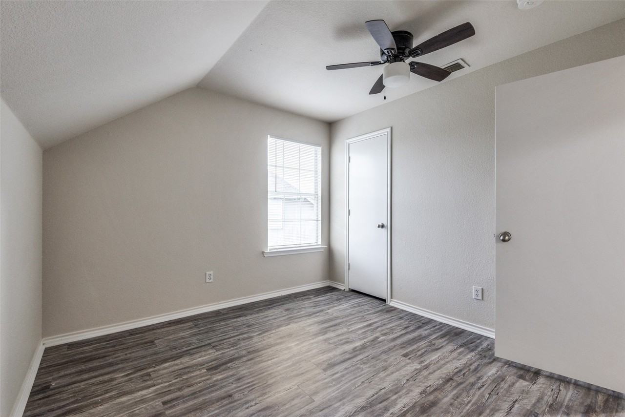 321 Queens Ct S #B - Photo 4 of 12