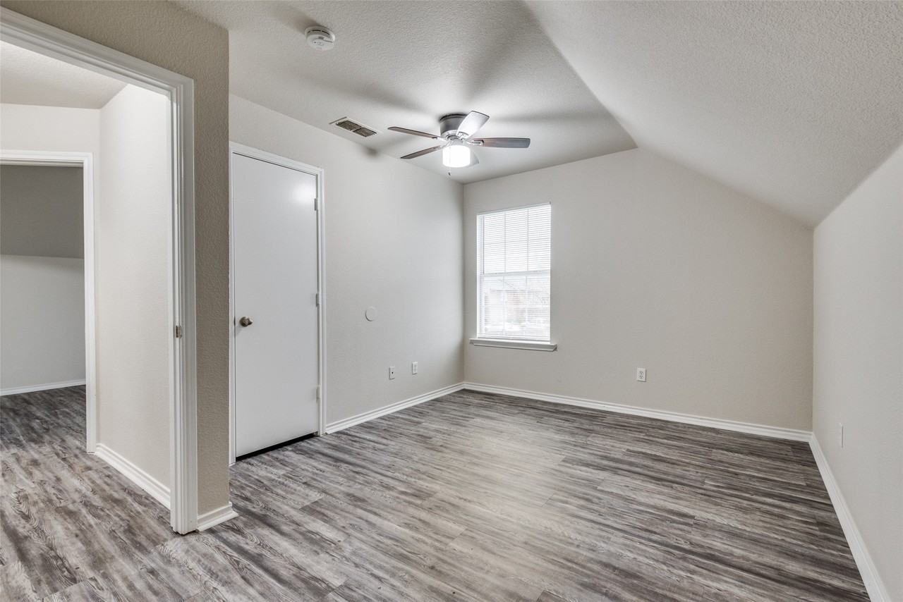 321 Queens Ct S #B - Photo 5 of 12