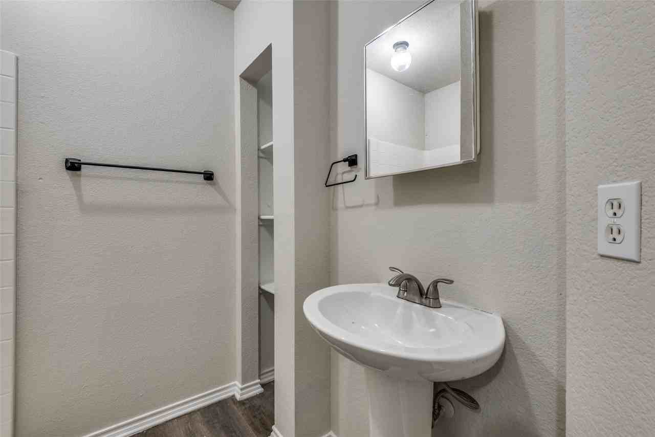 321 Queens Ct S #B - Photo 6 of 12