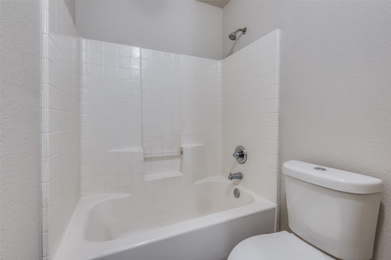 321 Queens Ct S #B - Photo 7 of 12