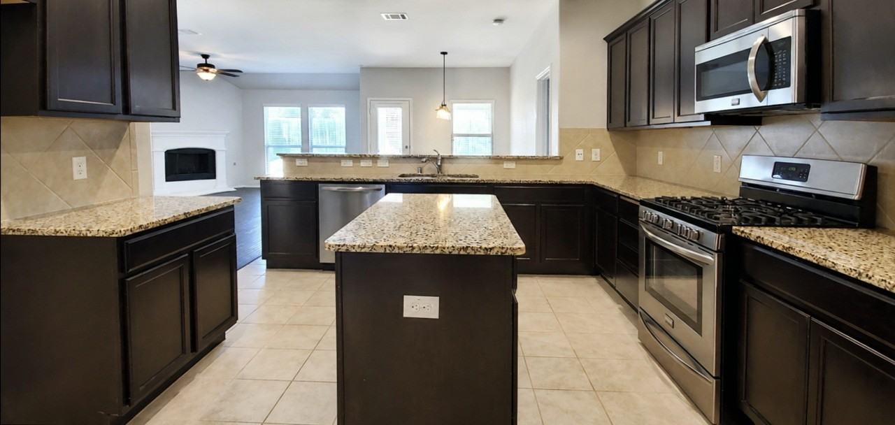 929 Lake Woodland Dr - Photo 5 of 15