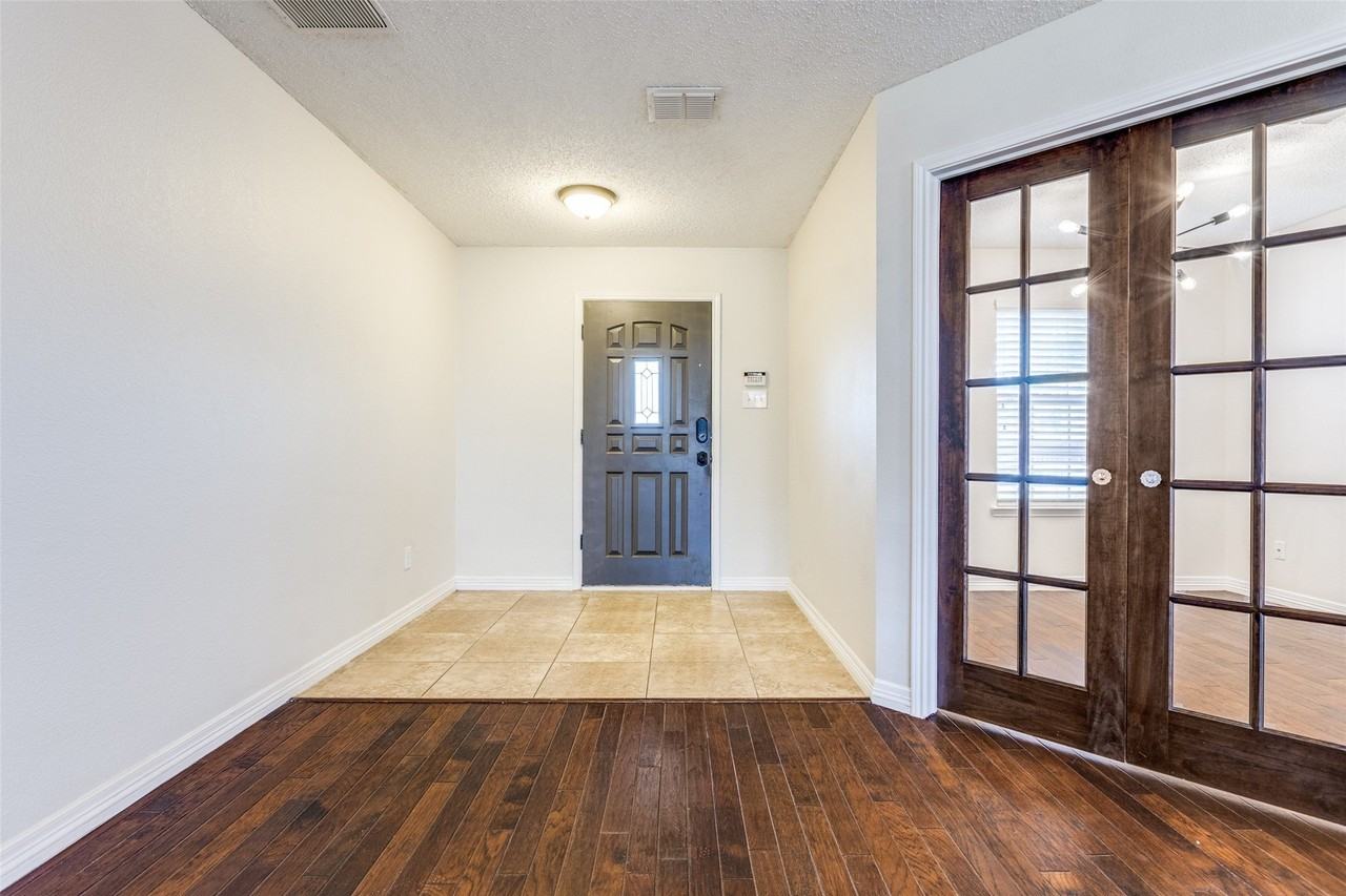2112 Royal Acres Trl - Photo 2 of 22