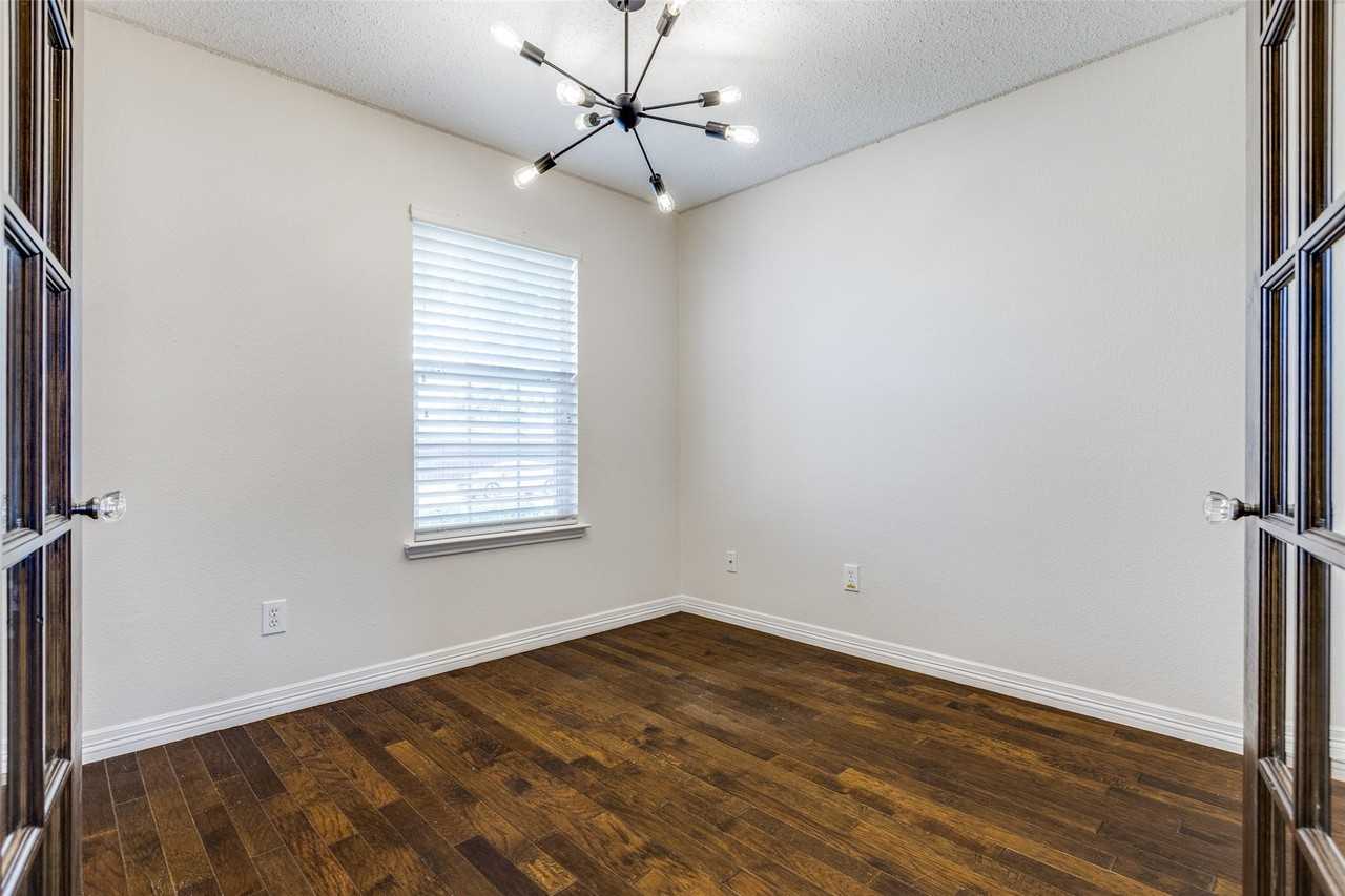 2112 Royal Acres Trl - Photo 3 of 22