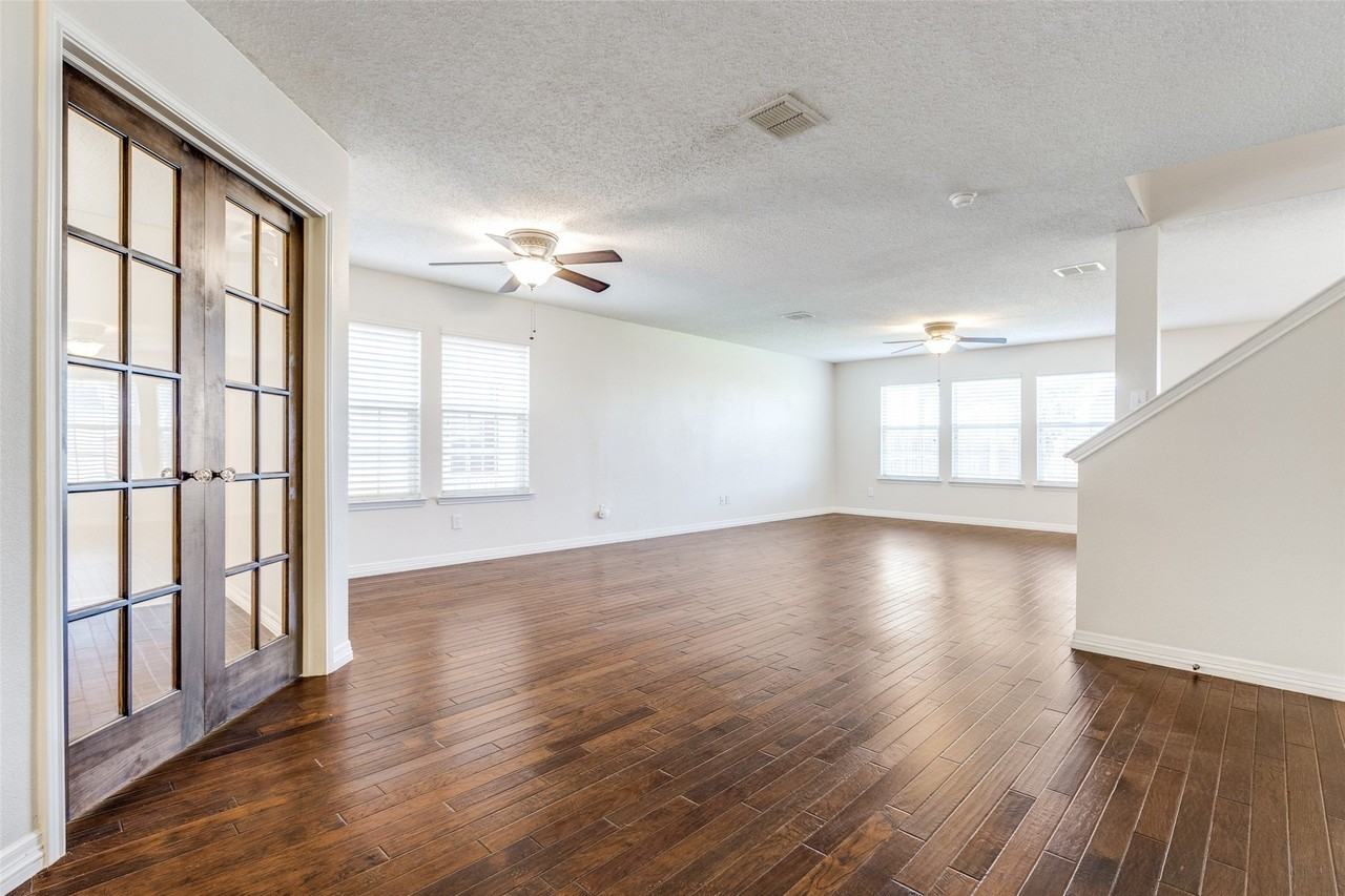 2112 Royal Acres Trl - Photo 4 of 22