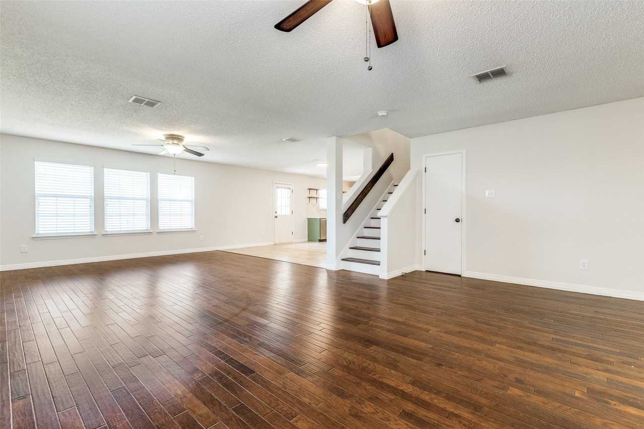 2112 Royal Acres Trl - Photo 5 of 22