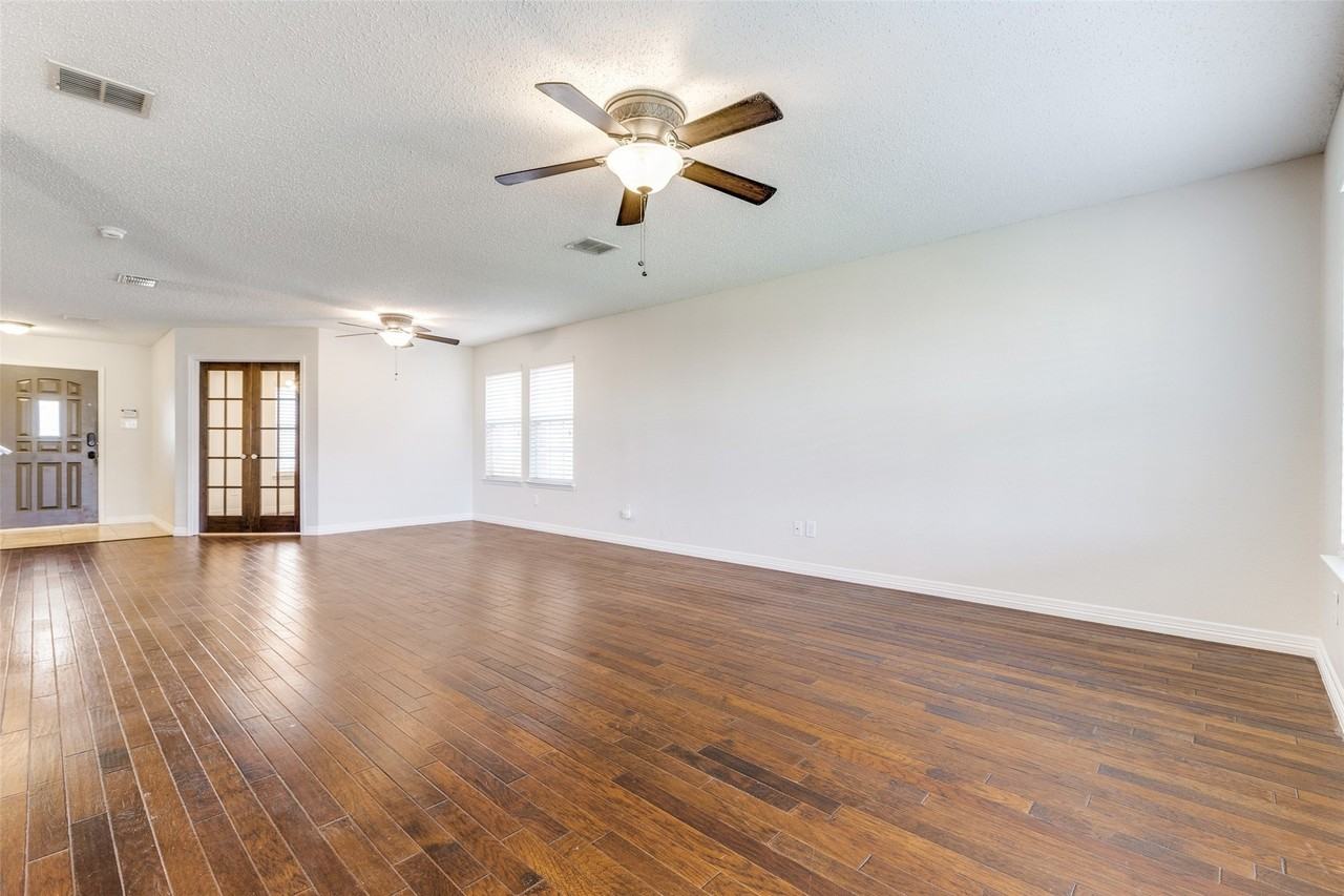 2112 Royal Acres Trl - Photo 6 of 22