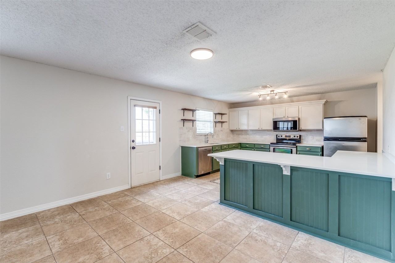 2112 Royal Acres Trl - Photo 7 of 22