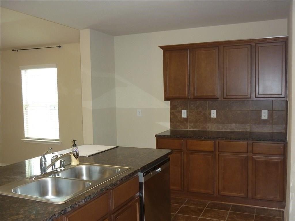 1054 Churchill Dr - Photo 2 of 9