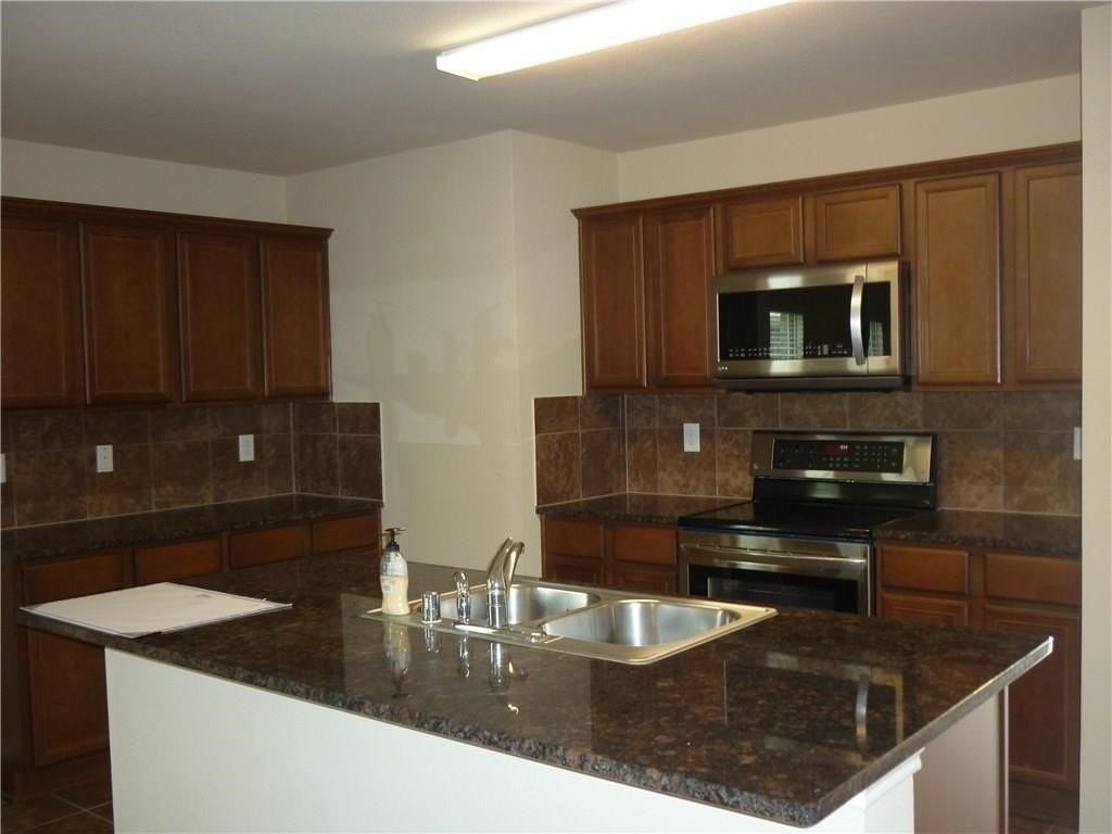 1054 Churchill Dr - Photo 4 of 9