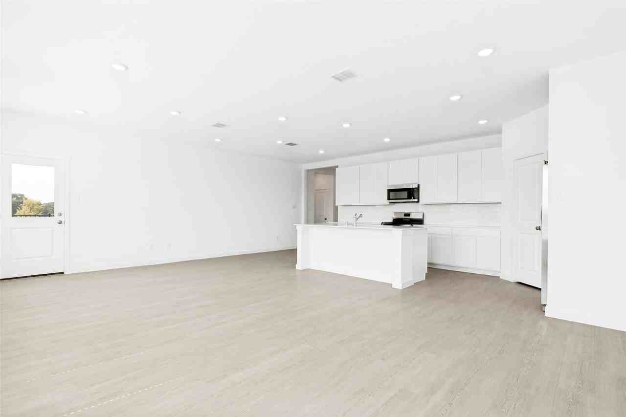 3029 Eriskay Dr - Photo 7 of 27