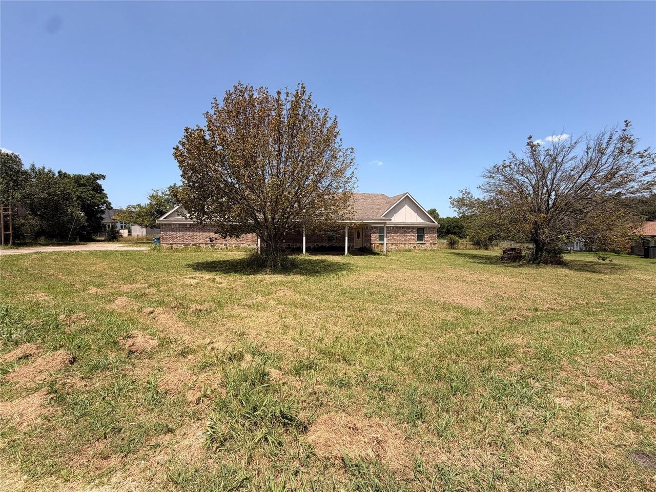 109 Pecan Cir - Photo 2 of 16