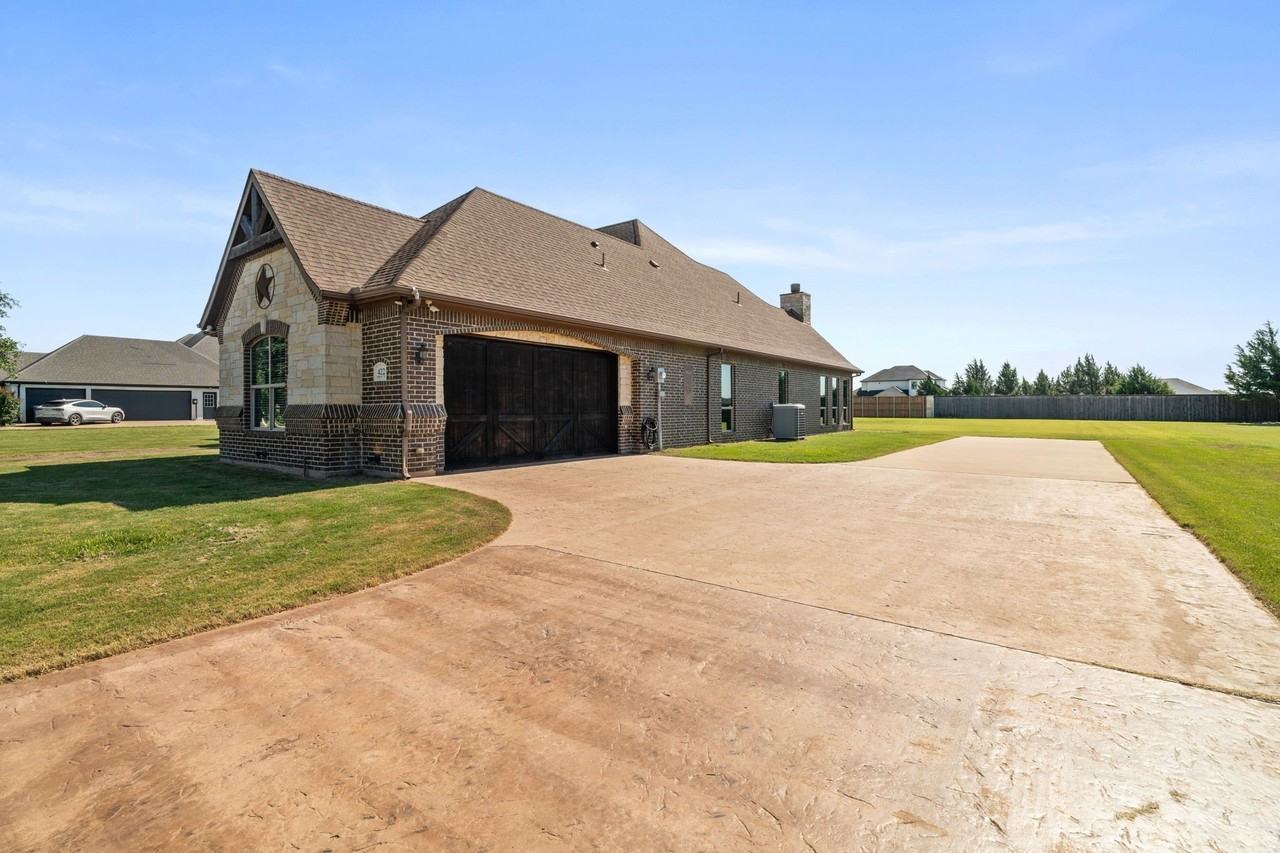 422 Rugged Dr - Photo 3 of 33