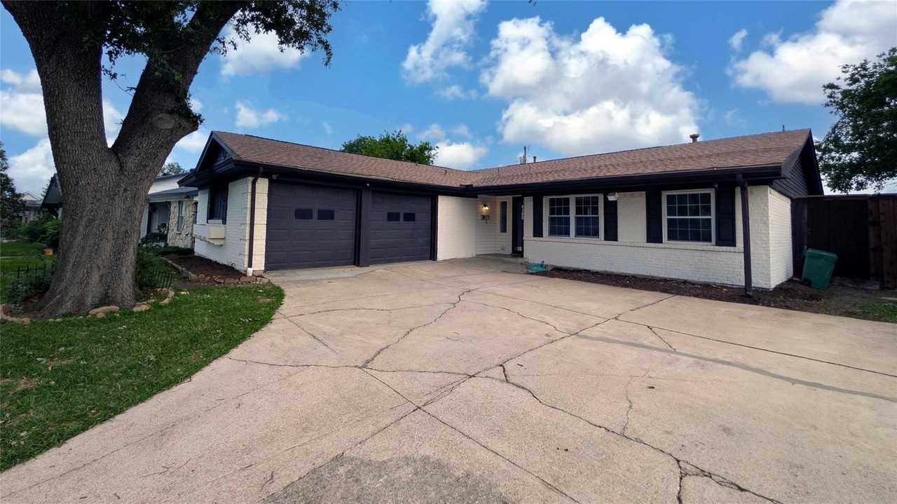 4122 Victoria St - Photo 2 of 29