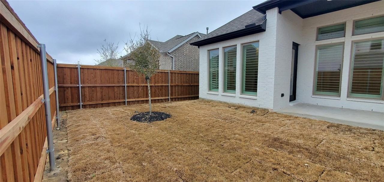 3320 Honey Suckle Ln - Photo 5 of 37