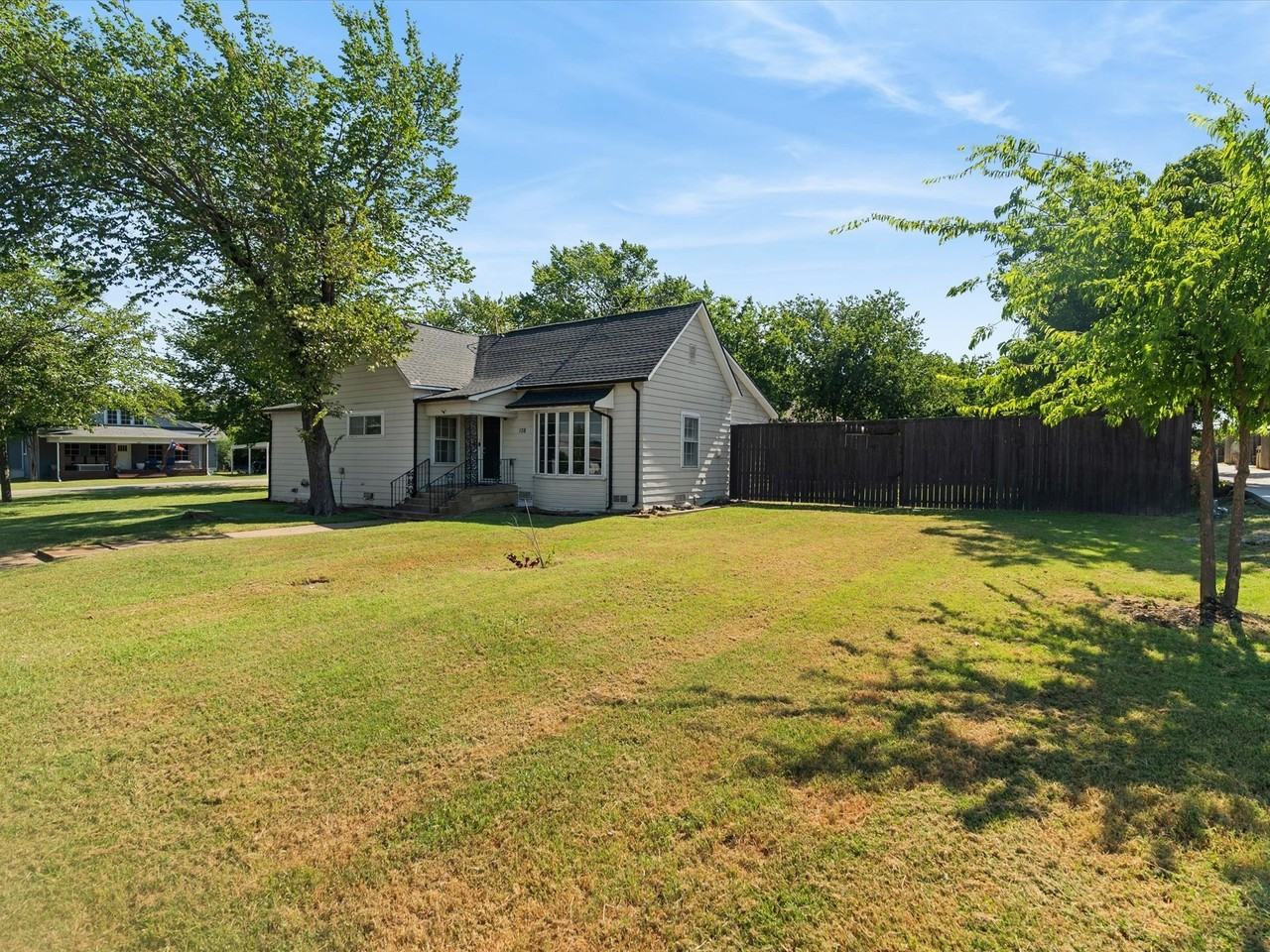 108 N Baker St - Photo 2 of 31