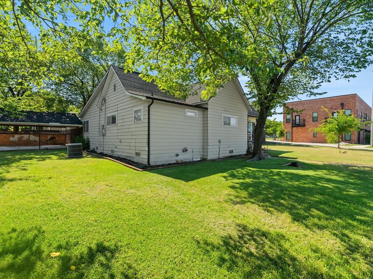 108 N Baker St - Photo 3 of 31