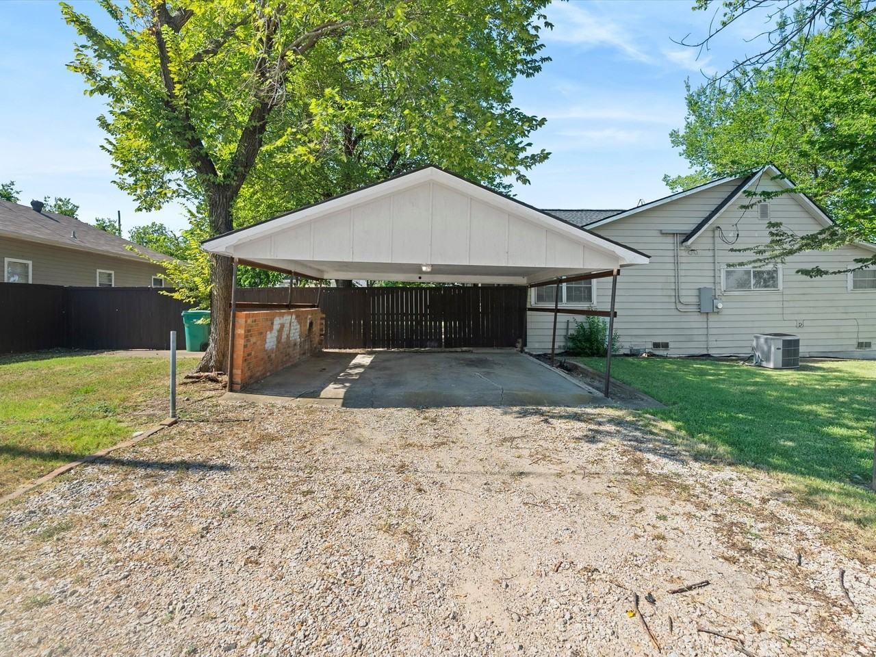 108 N Baker St - Photo 4 of 31