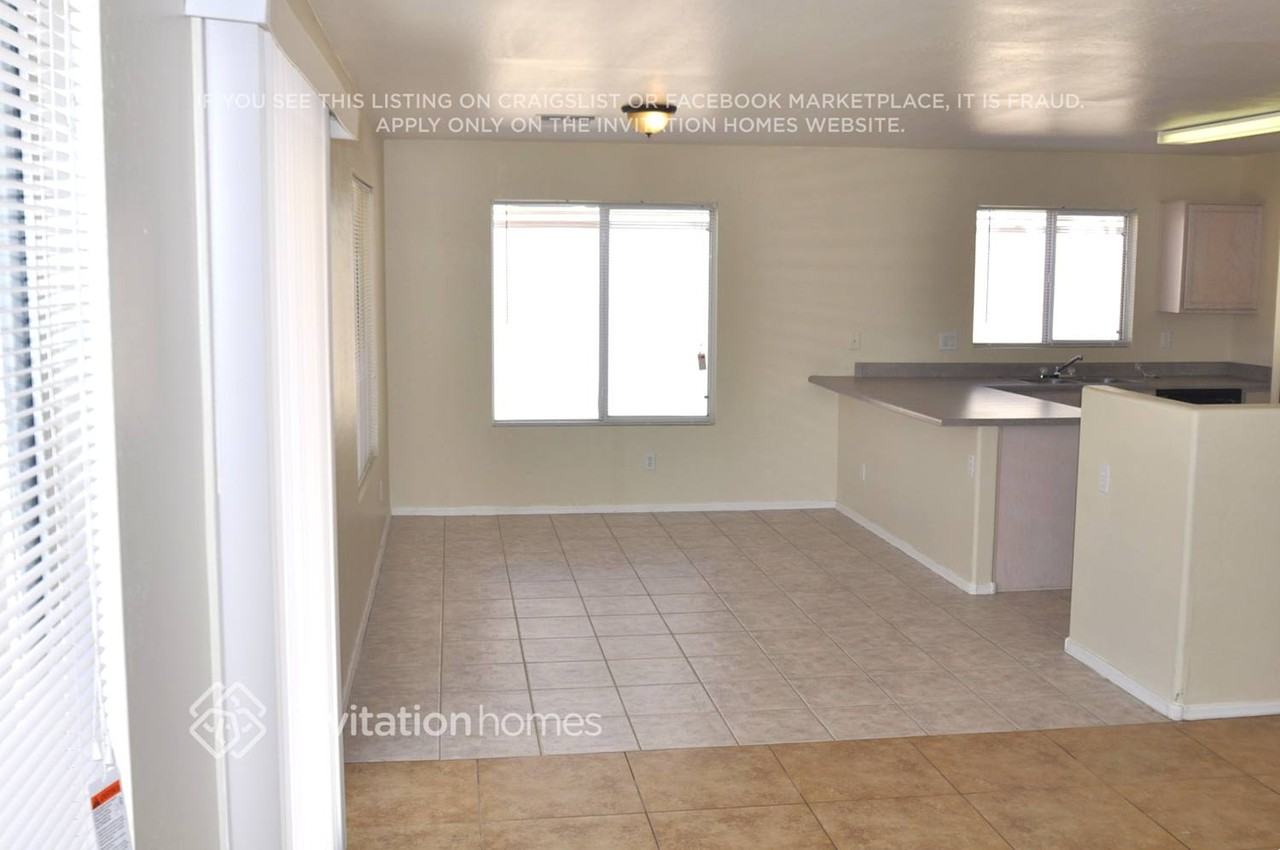 11967 W Holly St - Photo 2 of 14