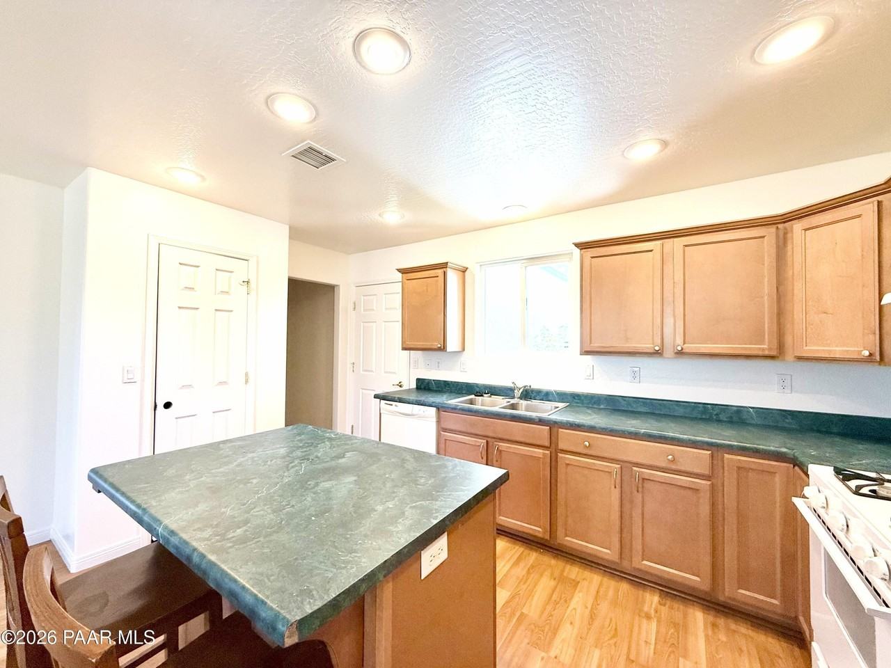 1415 Lakeview Rd - Photo 4 of 15