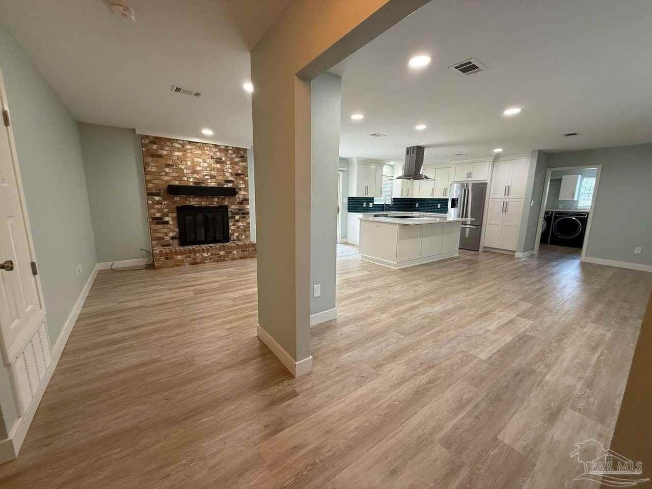420 Dolphin St - Photo 4 of 31